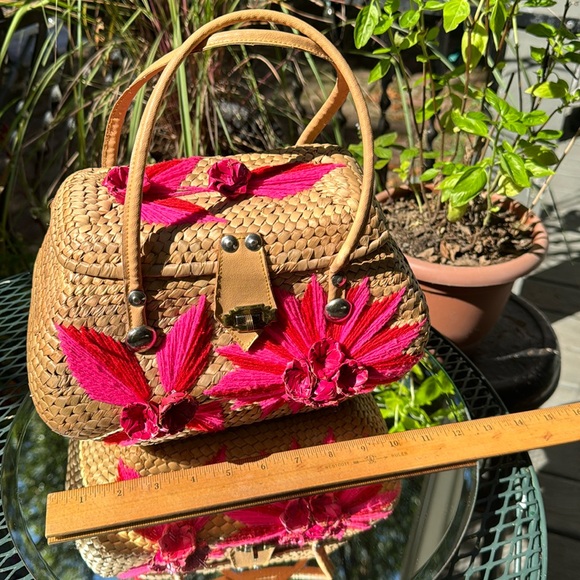 Vintage Satchel Handbag 1960's, 1970's? Tan Straw Woven Pink & Red Yarn Rosettes - Picture 4 of 9